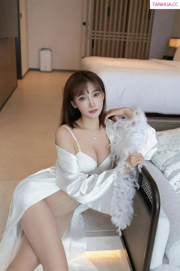 陆萱萱  [XiuRen]高清写真图 2025.09.25 No.10809 陆萱萱 白色睡袍第22张图片